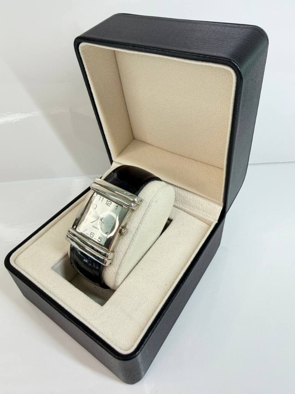 Faded Glory Women’s Quartz Bangle Watch – Black & Silver – Japan Movement - Picture 2 of 16